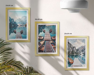 Gallery wall Een rustig meer met houten steigers en boten.