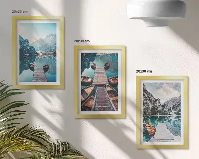 Gallery wall met een rustig meer, houten steigers en boten