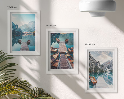 Gallery wall Een rustig meer met houten steigers en boten.