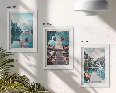 Gallery wall met een rustig meer, houten steigers en boten