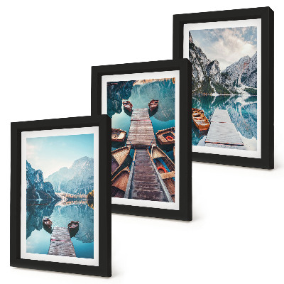 Gallery wall Een rustig meer met houten steigers en boten.