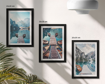 Gallery wall Een rustig meer met houten steigers en boten.