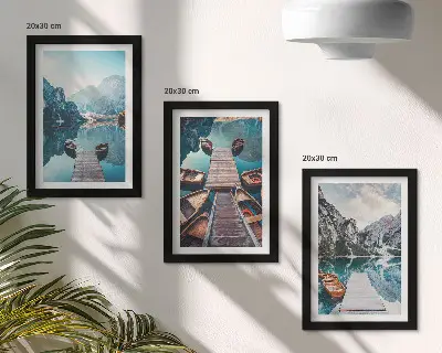 Gallery wall met een rustig meer, houten steigers en boten