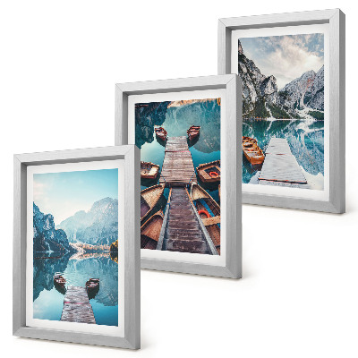 Gallery wall Een rustig meer met houten steigers en boten.
