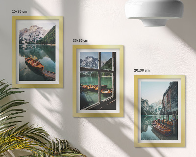 Set van ingelijste schilderijen Uitzicht op een bergmeer met boten en een huis aan het water.