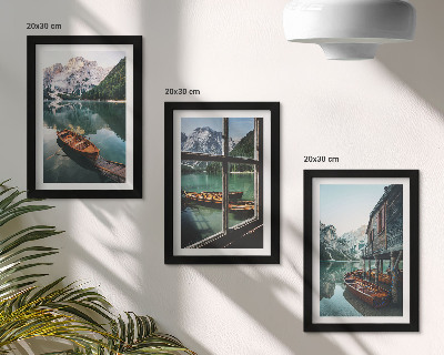 Set van ingelijste schilderijen Uitzicht op een bergmeer met boten en een huis aan het water.