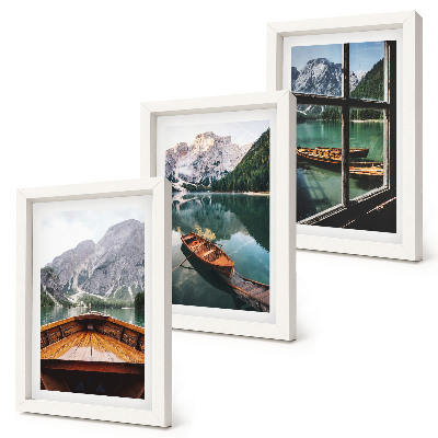 Gallery wall Uitzicht op een bergmeer met boten en een raam op de achtergrond.