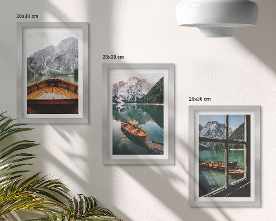 Gallery wall Uitzicht op een bergmeer met boten en een raam op de achtergrond.