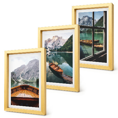 Gallery wall Uitzicht op een bergmeer met boten en een raam op de achtergrond.