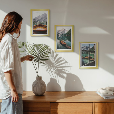 Gallery wall Uitzicht op een bergmeer met boten en een raam op de achtergrond.