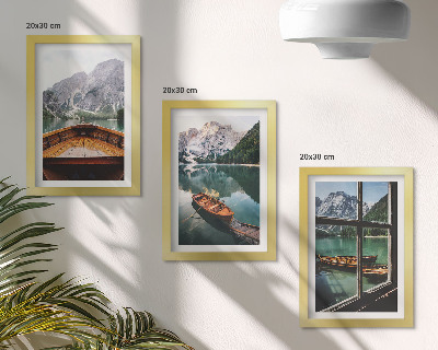 Gallery wall Uitzicht op een bergmeer met boten en een raam op de achtergrond.