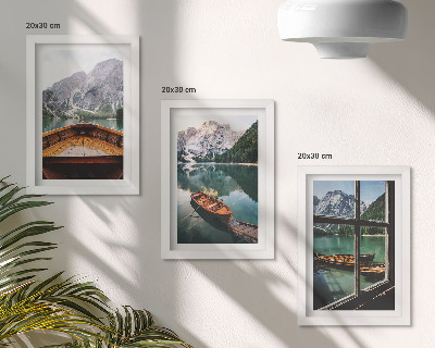 Gallery wall Uitzicht op een bergmeer met boten en een raam op de achtergrond.