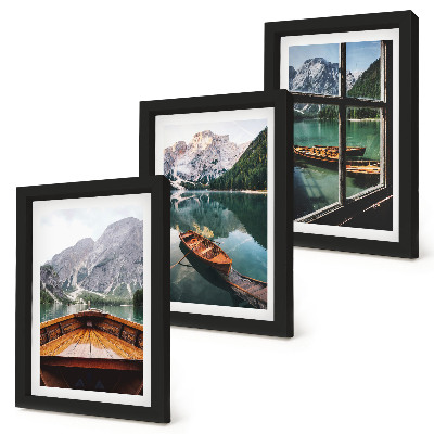 Gallery wall Uitzicht op een bergmeer met boten en een raam op de achtergrond.