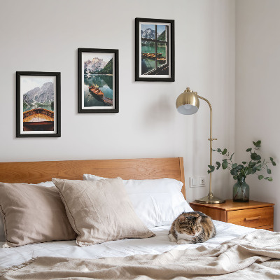 Gallery wall Uitzicht op een bergmeer met boten en een raam op de achtergrond.