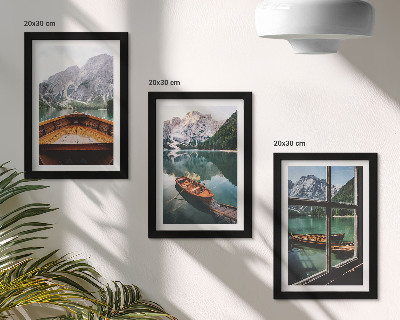 Gallery wall Uitzicht op een bergmeer met boten en een raam op de achtergrond.