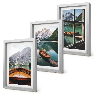 Gallery wall Uitzicht op een bergmeer met boten en een raam op de achtergrond.