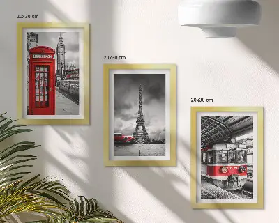 Set van ingelijste schilderijen met iconische steden Londen en Parijs en spoorvervoer