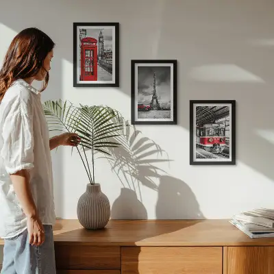 Set van ingelijste schilderijen met iconische steden Londen en Parijs en spoorvervoer