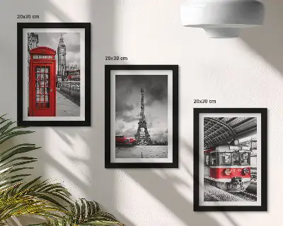 Set van ingelijste schilderijen met iconische steden Londen en Parijs en spoorvervoer