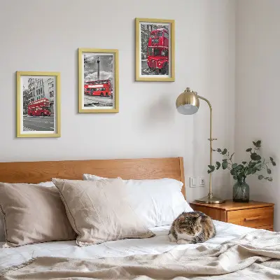 Set ingelijste schilderijen met rode bussen in het Londense stadslandschap