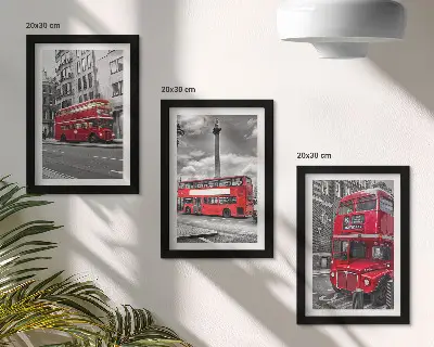 Set ingelijste schilderijen met rode bussen in het Londense stadslandschap