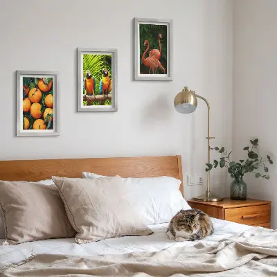 Set van ingelijste schilderijen met tropische accenten van papegaaien en flamingo's