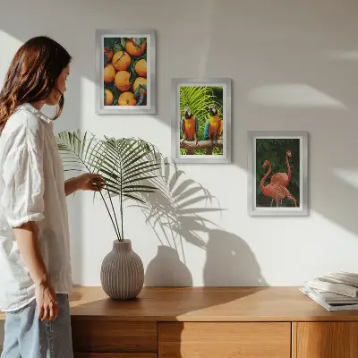 Set van ingelijste schilderijen met tropische accenten van papegaaien en flamingo's
