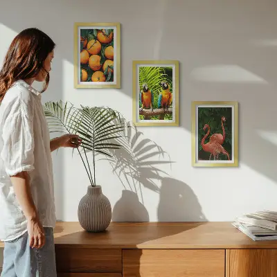 Set van ingelijste schilderijen met tropische accenten van papegaaien en flamingo's