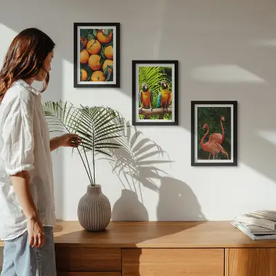 Set van ingelijste schilderijen met tropische accenten van papegaaien en flamingo's