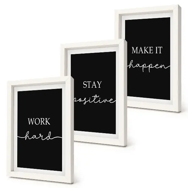 Gallery wall set met elegante, motiverende slogans op een zwarte achtergrond