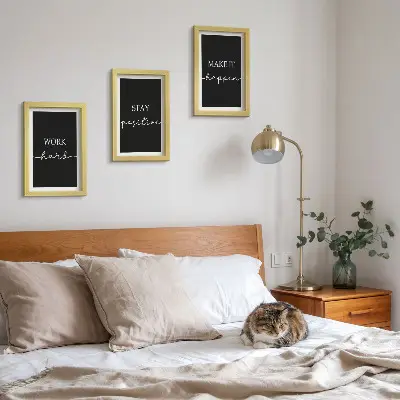 Gallery wall set met elegante, motiverende slogans op een zwarte achtergrond