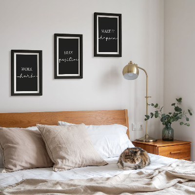 Gallery wall Elegante, motiverende slogans op een zwarte achtergrond.