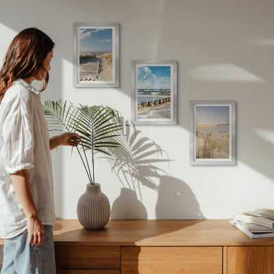 Gallery wall Strand met zand, golven, lucht en vogels in de lucht.