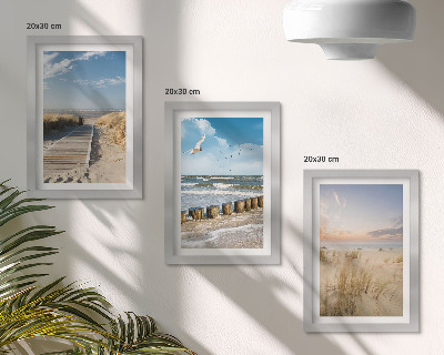 Gallery wall Strand met zand, golven, lucht en vogels in de lucht.
