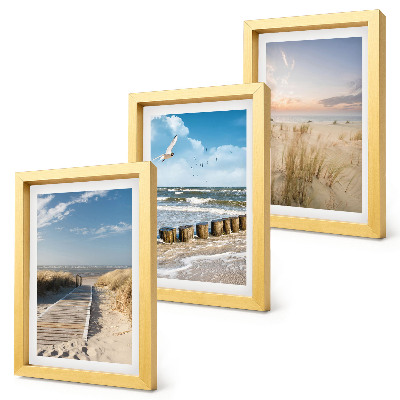Gallery wall Strand met zand, golven, lucht en vogels in de lucht.