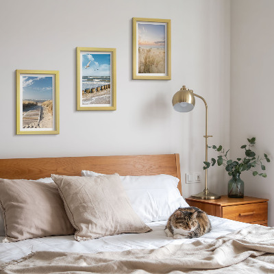 Gallery wall Strand met zand, golven, lucht en vogels in de lucht.