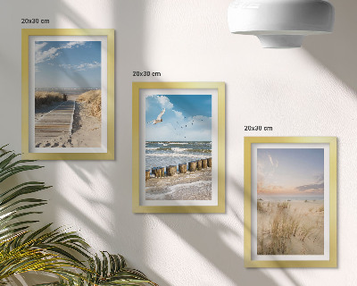 Gallery wall Strand met zand, golven, lucht en vogels in de lucht.