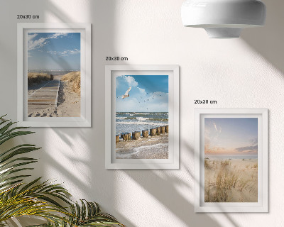 Gallery wall Strand met zand, golven, lucht en vogels in de lucht.