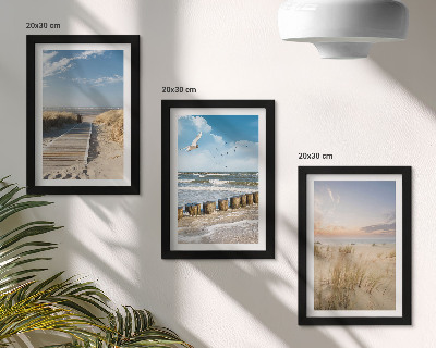 Gallery wall Strand met zand, golven, lucht en vogels in de lucht.