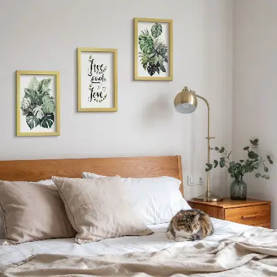 Set van ingelijste schilderijen met bladrijke planten en de tekst leven, lachen, liefde