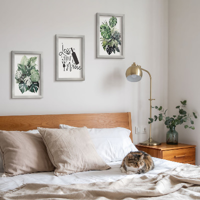 Gallery wall Plantenbladeren in verschillende tinten groen met een opschrift over wijn.