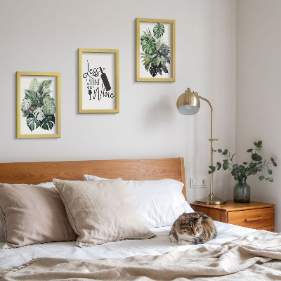 Gallery wall Plantenbladeren in verschillende tinten groen met een opschrift over wijn.