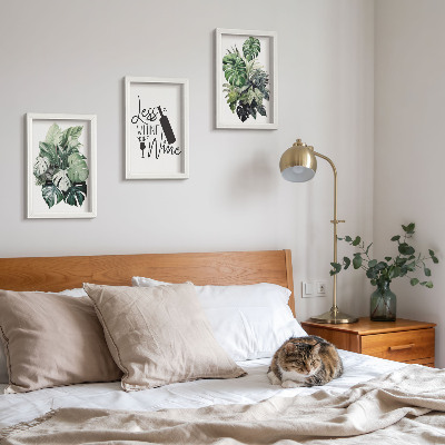 Gallery wall Plantenbladeren in verschillende tinten groen met een opschrift over wijn.