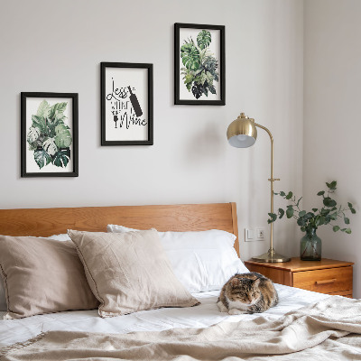 Gallery wall Plantenbladeren in verschillende tinten groen met een opschrift over wijn.