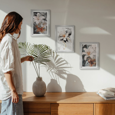 Gallery wall Bloemen op een marmeren achtergrond in wit- en zwarttinten.