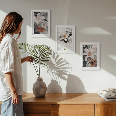 Gallery wall Bloemen op een marmeren achtergrond in wit- en zwarttinten.
