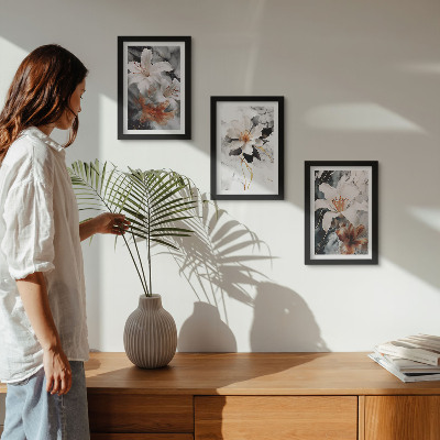 Gallery wall Bloemen op een marmeren achtergrond in wit- en zwarttinten.