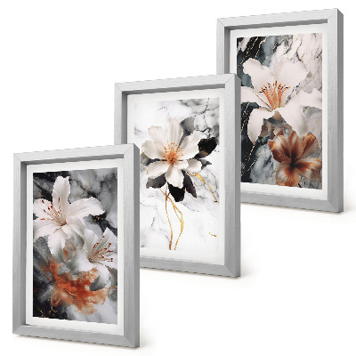 Gallery wall Bloemen op een marmeren achtergrond in wit- en zwarttinten.