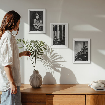 Gallery wall Portret van een vrouw met een roos, de Eiffeltoren en een pianopatroon.