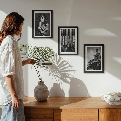 Gallery wall Portret van een vrouw met een roos, de Eiffeltoren en een pianopatroon.